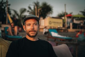 Homme avec une casquette après une greffe de cheveux