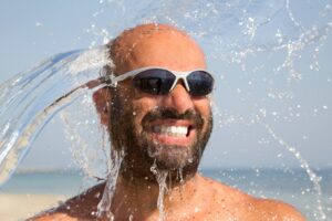 Homme en été souffrant de perte de cheveux