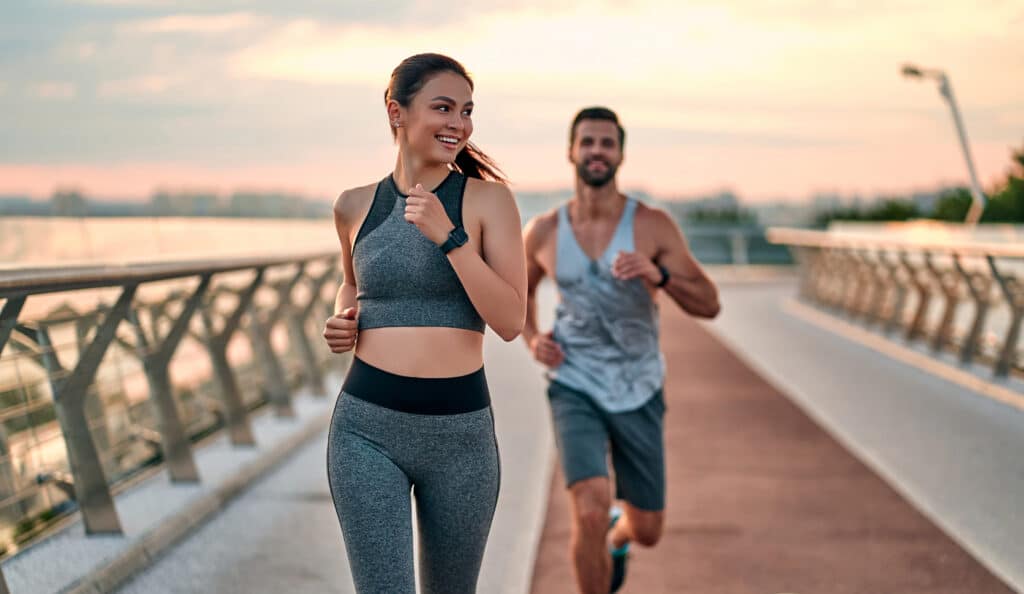 Paar samen aan het sporten op straat